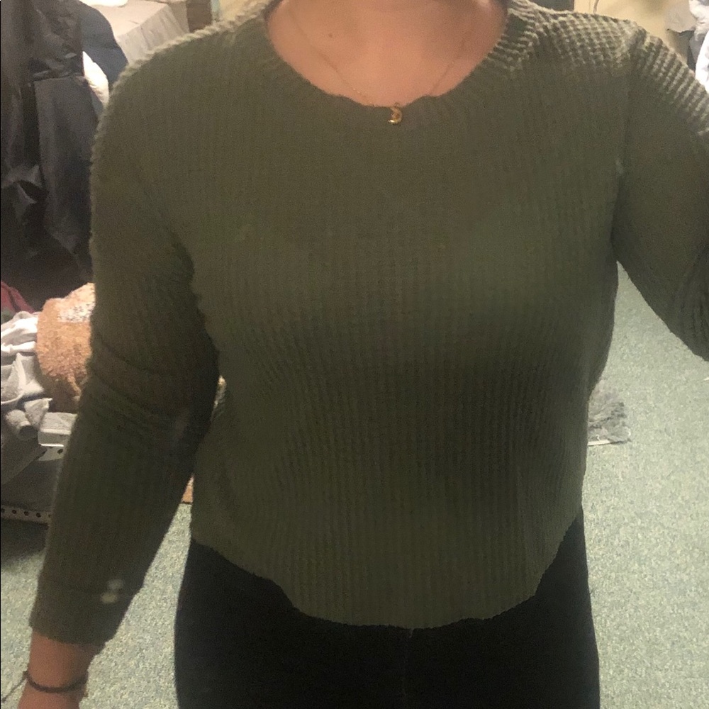 Semi-cropped green knit sweater